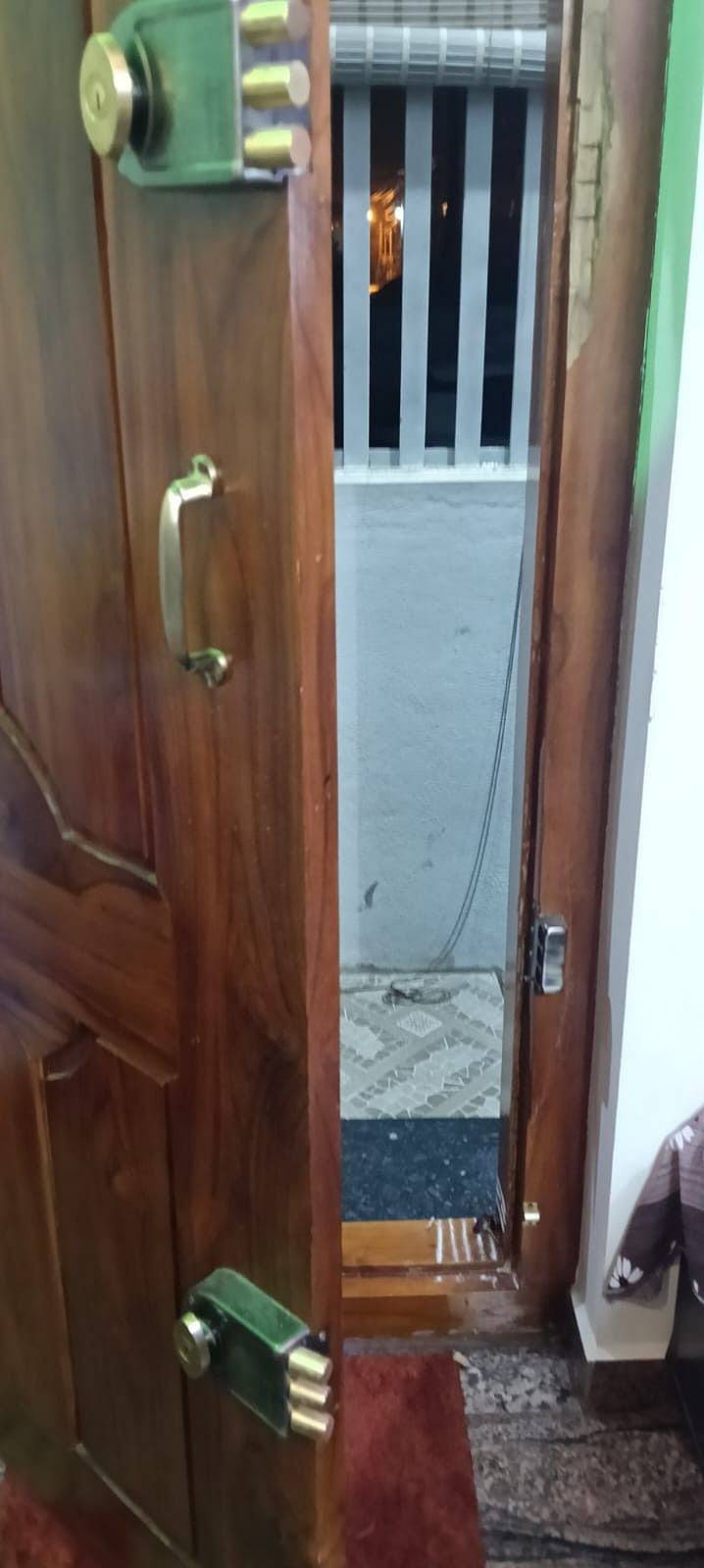 ಮುಂಬಾಗಿಲ ಲಾಕ್ ಅನ್ನು ಕಬ್ಬಿಣದ ಸಲಾಕೆಯಿಂದ ಮೀಟಿರುವುದು