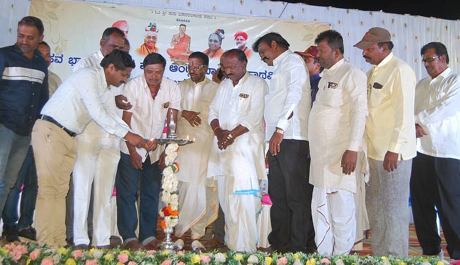 ಕೂಡಲಸಂಗಮ ಬಸವ ಭಾರತಿ ಪ್ರಾಥಮಿಕ ಶಾಲೆಯ ವಾರ್ಷಿಕ ಸ್ನೇಹ ಸಮ್ಮೇಳನವನ್ನು ಸರ್ಕಾರಿ ಉಕರಣಾಗಾರ ಮತ್ತು ತರಬೇರಿ ಕೇಂದ್ರದ ಉಪನ್ಯಾಸಕ ಶಿವಕುಮಾರ ಕಚ್ಯಾಣಿ ಉದ್ಘಾಟಿಸಿದರು