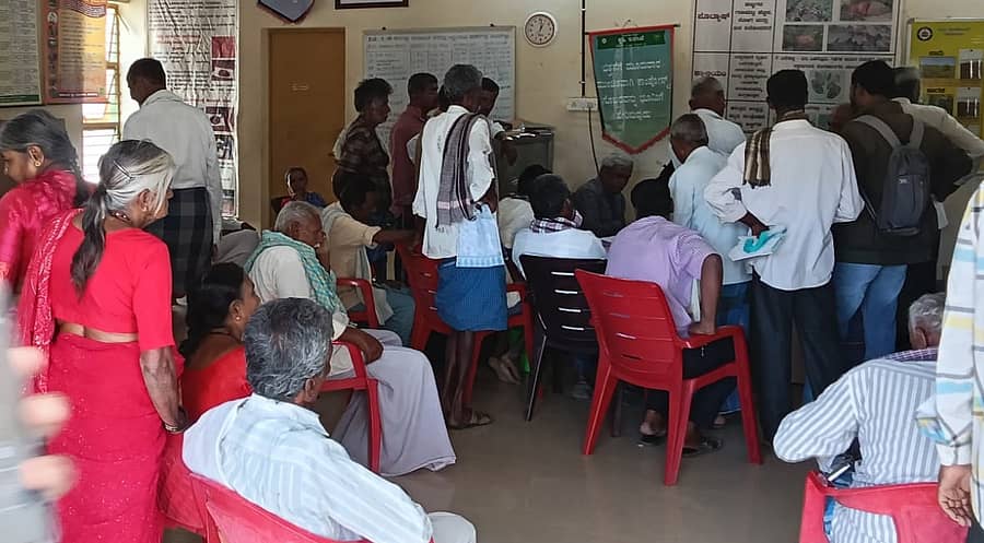 ರಾಮನಗರ ತಾಲ್ಲೂಕಿನ ಕೂಟಗಲ್‌ನಲ್ಲಿರುವ ನಾಡ ಕಚೇರಿಯಲ್ಲಿ ಇ–ಕೆವೈಸಿ ಮಾಡಿಸಲು ಬಂದಿದ್ದ ರೈತರು, ಸರ್ವರ್ ಸಮಸ್ಯೆಯಿಂದಾಗಿ ಸ್ಥಳದಲ್ಲೇ ಕುಳಿತಿದ್ದ ದೃಶ್ಯ ಕಂಡುಬಂತು