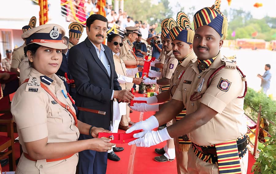 ಫಾರುಕ್ ಹುಡೇದಗೆ ಮುಖ್ಯಮಂತ್ರಿ ಚಿನ್ನದ ಪದಕ ಪ್ರದಾನ ಮಾಡಲಾಯಿತು.