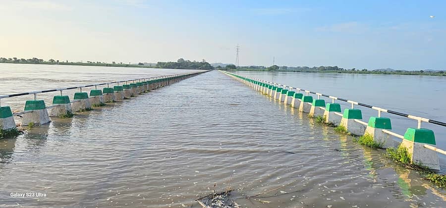 ಶಹಾಪುರ ತಾಲ್ಲೂಕಿನ ಕೊಳ್ಳೂರ(ಎಂ) ಗ್ರಾಮದ ಬಳಿ ಕೃಷ್ಣಾ ನದಿಗೆ ಅಡ್ಡಲಾಗಿ ನಿರ್ಮಿಸಿದ ಸೇತುವೆ. ಪ್ರವಾಹ ಬಂದಾಗೊಮ್ಮೆ ಮುಳುಗಡೆಯಾಗುತ್ತದೆ (ಸಂಗ್ರಹ ಚಿತ್ರ)
