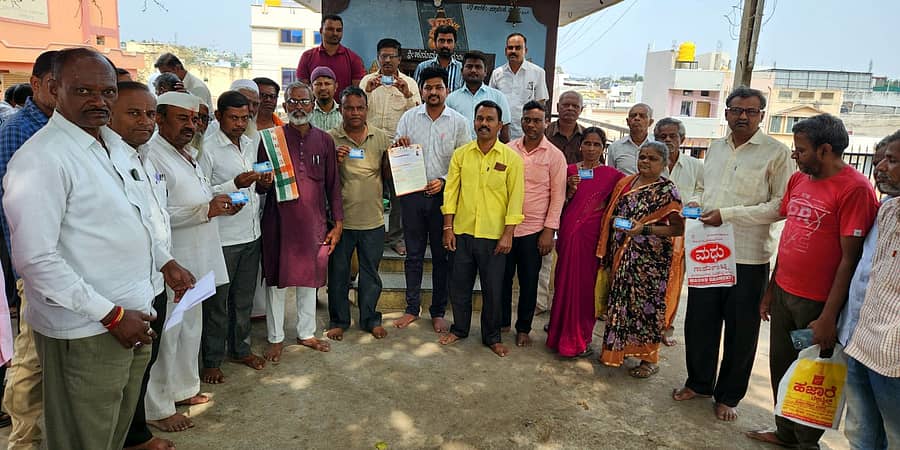 ಬನಹಟ್ಟಿಯಲ್ಲಿ ಕಾರ್ಮಿಕ ಇಲಾಖೆಯ ಅಧಿಕಾರಿ ರಮೇಶ ವಂಗಿ ಮತ್ತು ಕರ್ನಾಟಕ ರಾಜ್ಯ ನೇಕಾರ ಸೇವಾ ಸಂಘದ ಅಧ್ಯಕ್ಷ ಶಿವಲಿಂಗ ಟಿರಕಿ ಕಾರ್ಮಿಕರಿಗೆ ಸ್ಮಾರ್ಟ್ ಕಾರ್ಡ್ ಗಳನ್ನು ವಿತರಣೆ ಮಾಡಿದರು.