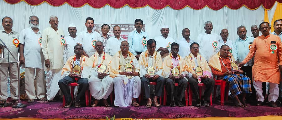 ಹುನಗುಂದದ ಗುರುಭವನದಲ್ಲಿ ನಡೆದ ತಾಲ್ಲೂಕು ಸರ್ಕಾರಿ ನಿವೃತ್ತ ನೌಕರರ ಹಿತವರ್ಧಕ ಸಂಘದ ವಾರ್ಷಿಕ ಸರ್ವ ಸದಸ್ಯರ ಸಭೆಯಲ್ಲಿ 70 ವರ್ಷ ಪೂರೈಸಿದ ಹಿರಿಯ ಚೇತನರ ಸನ್ಮಾನಿಸಲಾಯಿತು