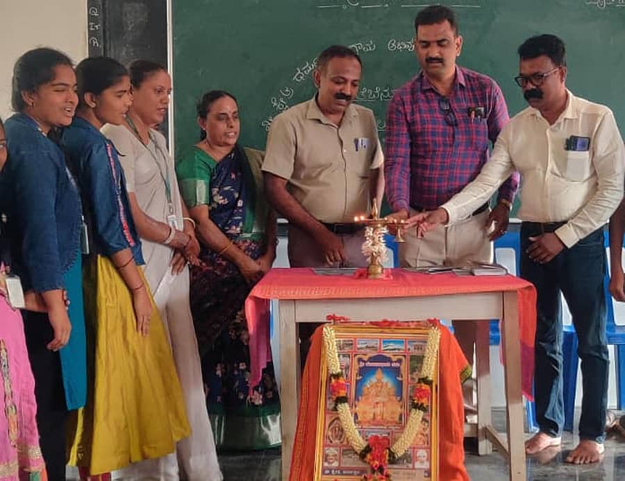 ಸಂತೇಬೆನ್ನೂರು ಸಮೀಪದ ಕಾಕನೂರು ವಿನಾಯಕ ಪ್ರೌಢಶಾಲೆಯಲ್ಲಿ ನಡೆದ ಕಾರ್ಯಕ್ರಮವನ್ನು ಗಣ್ಯರು ಉದ್ಘಾಟಿಸಿದರು