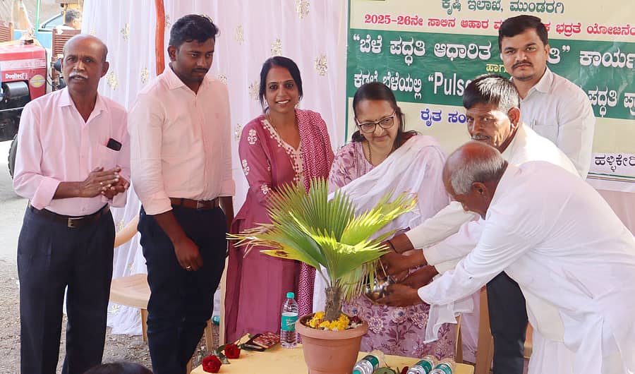 ಮುಂಡರಗಿ ತಾಲ್ಲೂಕಿನ ಹಳ್ಳಿಕೇರಿ ಗ್ರಾಮದಲ್ಲಿ ಕೃಷಿ ಇಲಾಖೆ ವತಿಯಿಂದ ಮಂಗಳವಾರ ಹಮ್ಮಿಕೊಂಡಿದ್ದ ಬೆಳೆ ಪದ್ದತಿ ಆಧಾರಿತ ತರಬೇತಿ ಹಾಗೂ ಕಡಲೆ ಬೆಳೆಯ ಯಂತ್ರದ ಪ್ರಾತ್ಯಕ್ಷಿಕೆ ಕಾರ್ಯಕ್ರಮವನ್ನು ಗಣ್ಯರು ಉದ್ಘಾಟಿಸಿದರು 