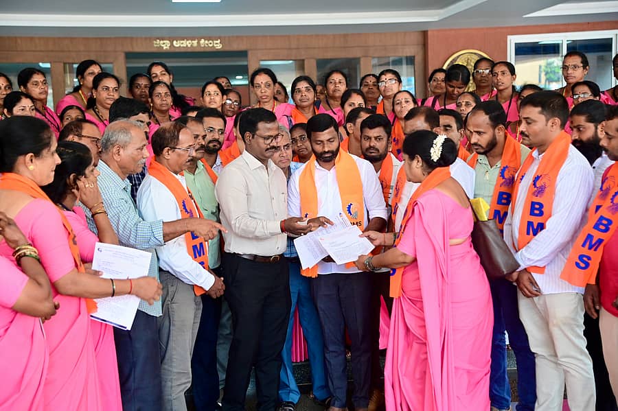 ಕಾರ್ಮಿಕರ ವಿವಿಧ ಬೇಡಿಕೆಗಳ ಈಡೇರಿಕೆಗೆ ಒತ್ತಾಯಿಸಿ ಮಂಗಳೂರಿನಲ್ಲಿ ಭಾರತೀಯ ಮಜ್ದೂರ್ ಸಂಘದ ದಕ್ಷಿಣ ಕನ್ನಡ ಜಿಲ್ಲಾ ಸಮಿತಿಯವರು ಸಲ್ಲಿಸಿದ ಮನವಿಯನ್ನು ಹೆಚ್ಚುವರಿ ಜಿಲ್ಲಾಧಿಕಾರಿ ರಾಜು ಕೆ.  ಬುಧವಾರ ಸ್ವೀಕರಿಸಿದರು: ಪ್ರಜಾವಾಣಿ ಚಿತ್ರ