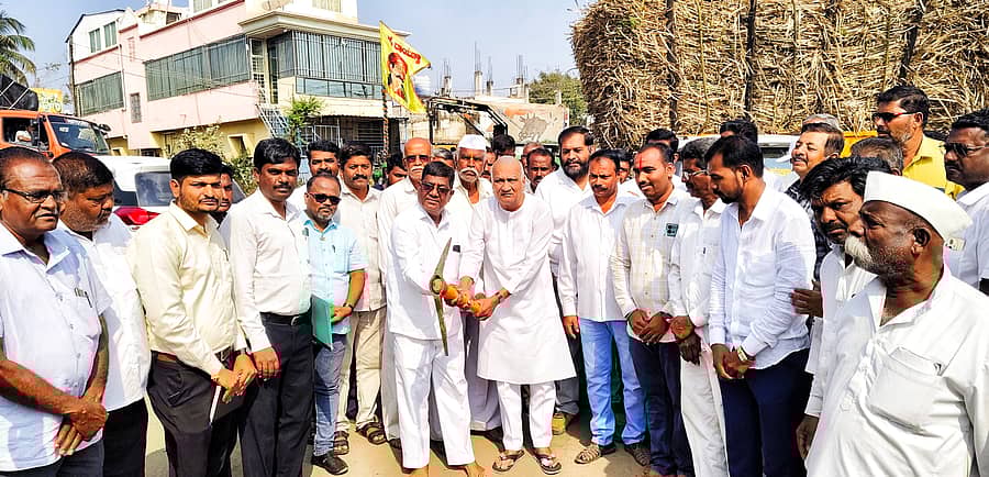 ಕಾಗವಾಡ ತಾಲ್ಲೂಕಿನ ಮಂಗಸೂಳಿಯಲ್ಲಿ ರಸ್ತೆ ಅಭಿವೃದ್ಧಿ ಕಾಮಗಾರಿಗೆ ಶಾಸಕ ರಾಜು ಕಾಗೆ ಭೂಮಿಪೂಜೆ ನೆರವೇರಿಸಿದರು