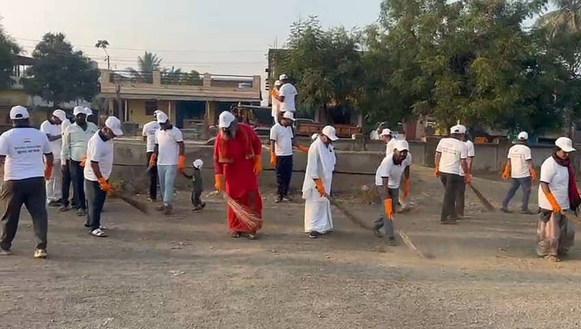 ಕೊಲ್ಹಾರ ಪಟ್ಟಣದಲ್ಲಿ ಬುಧವಾರ ಪಟ್ಟಣ ಪಂಚಾಯಿತಿ ಸಹಯೋಗದಲ್ಲಿ ಸ್ವಚ್ಛೋತ್ಸವ ಕಾರ್ಯಕ್ರಮಕ್ಕೆ ಸ್ವಾಮೀಜಿ ಹಾಗೂ ಗಣ್ಯರು ಚಾಲನೆ ನೀಡಿದರು