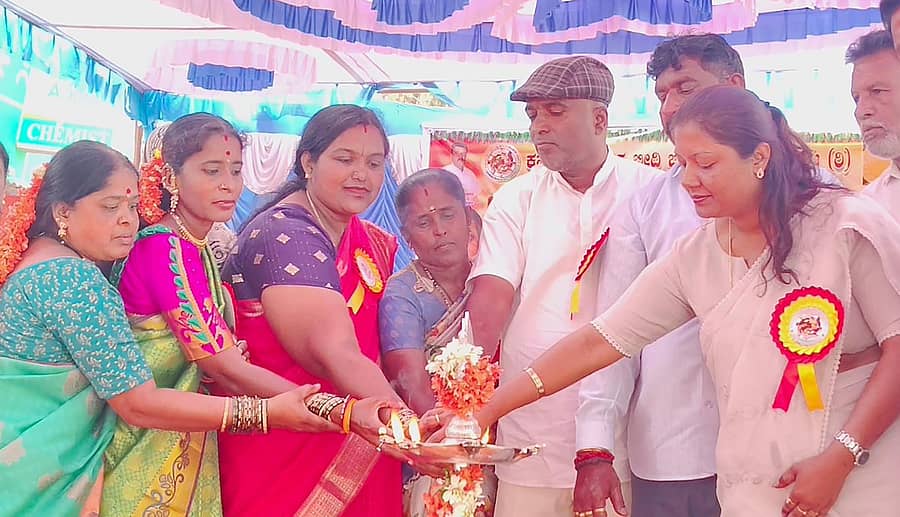 ಶಿಡ್ಲಘಟ್ಟದ ಕೋಟೆ ವೃತ್ತದಲ್ಲಿ ಹಮ್ಮಿಕೊಳ್ಳಲಾಗಿದ್ದ ಬೀದಿಬದಿ ವ್ಯಾಪಾರಿಗಳ ದಿನಾಚರಣೆ ಹಾಗೂ ಸಂಘದ 6ನೇ ವರ್ಷದ ಸಂಭ್ರಮಾಚರಣೆ 