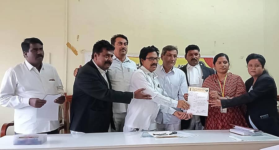 ವಿಜಯಪುರ ನಗರದ ವಕೀಲ ಮೈಬೂಬ ಇಂಡೀಕರ ಅವರ ಮೇಲೆ ದುಷ್ಕರ್ಮಿಗಳು ನಡೆಸಿದ ಹಲ್ಲೆಯನ್ನು ಖಂಡಿಸಿ ಸಿಂದಗಿಯಲ್ಲಿ ವಕೀಲರು ಬುಧವಾರ ಕೋರ್ಟ್ ಕಲಾಪದಿಂದ ದೂರ ಉಳಿದು, ತಹಶೀಲ್ದಾರ್‌ ಗ್ರೇಡ್-2 ಇಂದಿರಾಬಾಯಿ ಬಳಗಾನೂರ ಅವರಿಗೆ ಮನವಿ ಸಲ್ಲಿಸಿದರು