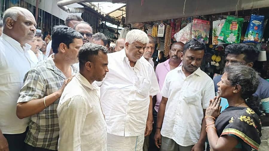 ಅರಸೀಕೆರೆಯ ತರಕಾರಿ ಮಾರುಕಟ್ಟೆಗೆ ಬುಧವಾರ ಭೇಟಿ ನೀಡಿದ ಶಾಸಕ ಎಚ್‌.ಡಿ. ರೇವಣ್ಣ, ವ್ಯಾಪಾರಿಗಳ ಜೊತೆ ಮಾತನಾಡಿದರು 