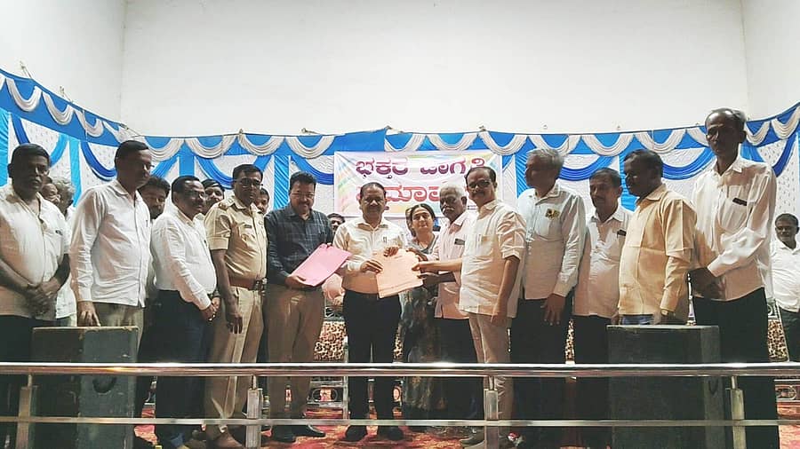 ಯಲಬುರ್ಗಾ ಪಟ್ಟಣದಲ್ಲಿ ಸಂಸ್ಥಾನ ಹಿರೇಮಠದ ಭಕ್ತರ ಜಾಗೃತಿ ಸಮಾವೇಶದಲ್ಲಿ ಉಪವಿಭಾಗಾಧಿಕಾರಿ ಮಹೇಶ ಮಾಲಗಿತ್ತಿ ಅವರಿಗೆ ಮನವಿ ಸಲ್ಲಿಸಲಾಯಿತು