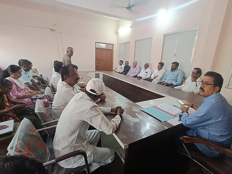 ಲಿಂಗಸುಗೂರು ತಾಲ್ಲೂಕು ಆಡಳಿತ ಸೌಧದಲ್ಲಿ ಗ್ರೇಡ್-2 ತಹಶೀಲ್ದಾರ್ ಬಸವರಾಜ ಝಳಕಿಮಠ ಅಧ್ಯಕ್ಷತೆಯಲ್ಲಿ ರೇಣುಕಾಚಾರ್ಯ ಜಯಂತಿ ಪ್ರಯುಕ್ತ ಪೂರ್ವಭಾವಿ ಸಭೆ ನಡೆಯಿತು