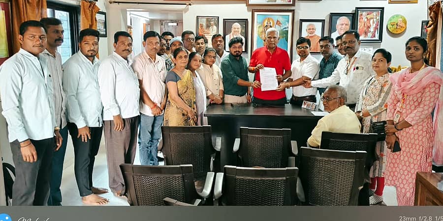 ರಬಕವಿ ಬನಹಟ್ಟಿ ಸಮುದಾಯ ಆರೋಗ್ಯ ಕೇಂದ್ರದ ಸಿಬ್ಬಂದಿ ವರ್ಗದವರು ವಿವಿಧ ಬೇಡಿಕೆಗಳಿಗೆ ಆಗ್ರಹಿಸಿ ಶಾಸಕ ಸಿದ್ದು ಸವದಿಯವರಿಗೆ ಮನವಿ ಸಲ್ಲಿಸಿದರು