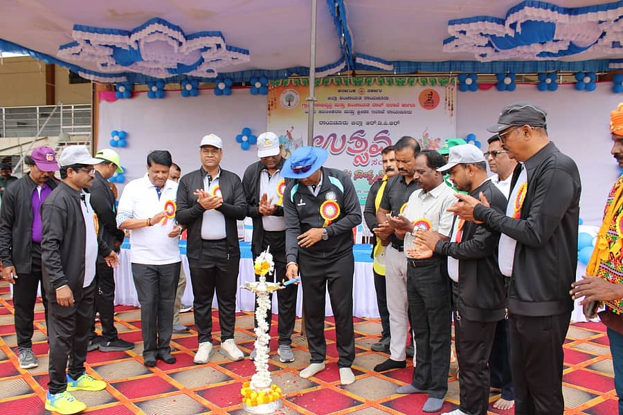 ರಾಯಚೂರಿನ ಕೃಷಿ ವಿಜ್ಞಾನಗಳ ವಿಶ್ವವಿದ್ಯಾಲಯದ ಕ್ರೀಡಾಂಗಣದಲ್ಲಿ ಹಮ್ಮಿಕೊಂಡಿದ್ದ ಕ್ರೀಡಾ ಮತ್ತು ಸಾಂಸ್ಕೃತಿಕ ಉತ್ಸವವನ್ನು ಸಿಇಒ ಈಶ್ವರ ಕುಮಾರ್ ಕಾಂದೂ ಉದ್ಘಾಟಿಸಿದರು
