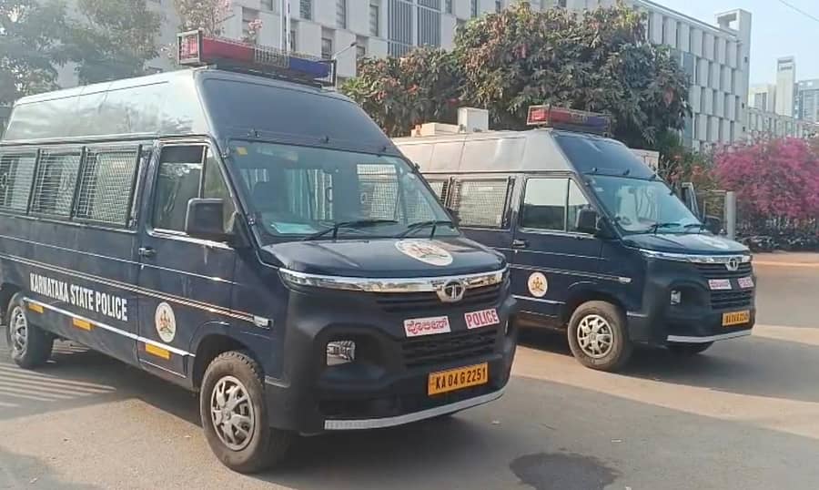 ಸರ್ಜಾಪುರದ ಅಜೀಂ ಪ್ರೇಮ್‌ಜಿ ವಿಶ್ವವಿದ್ಯಾಲಯದಲ್ಲಿ ಪೊಲೀಸರು ಬಿಗಿ ಬಂದೋಬಸ್ತ್ ಕೈಗೊಂಡಿದ್ದಾರೆ