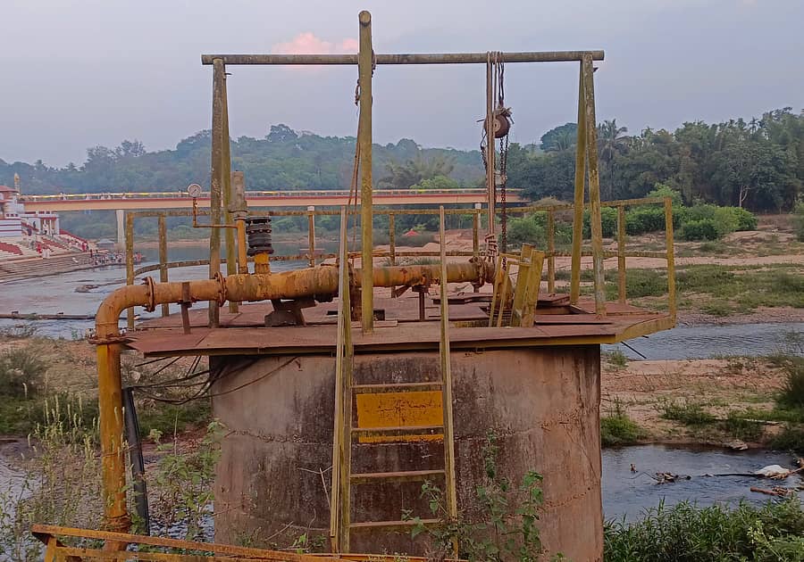 <div class="paragraphs"><p>ಶೃಂಗೇರಿ ಪಟ್ಟಣ ಮತ್ತು ಎರಡು ಗ್ರಾಮ ಪಂಚಾಯಿತಿಯ ಕೆಲವು ಮನೆಗಳಿಗೆ ನೀರು ಸರಬರಾಜು ಮಾಡಲು ತುಂಗಾನದಿಯ ಪಂಪ್ಸೆಟ್ ಜಾಗ್ವೇಲ್ ಮತ್ತು ಬಾವಿ ನಿರ್ಮಿಸಿರುವುದು </p></div>