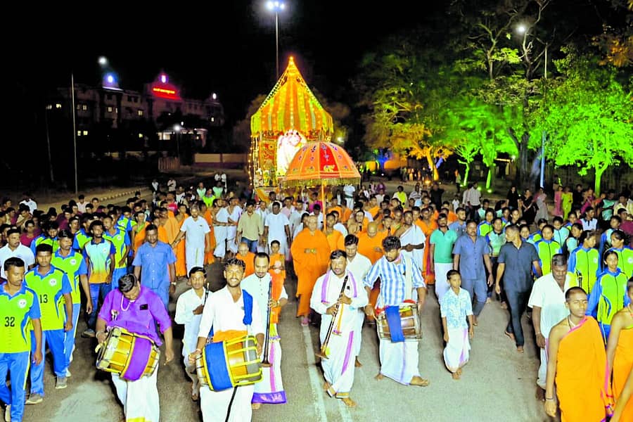 <div class="paragraphs"><p>ನಾಗಮಂಗಲ ತಾಲ್ಲೂಕಿನ ಆದಿಚುಂಚನಗಿರಿಯಲ್ಲಿ ಚಂದ್ರಮೌಳೇಶ್ವರಸ್ವಾಮಿ ರಥೋತ್ಸವ ಬುಧವಾರ ವೈಭವದಿಂದ ನಡೆಯಿತು &nbsp;ಪ್ರಜಾವಾಣಿ ಚಿತ್ರ</p></div>