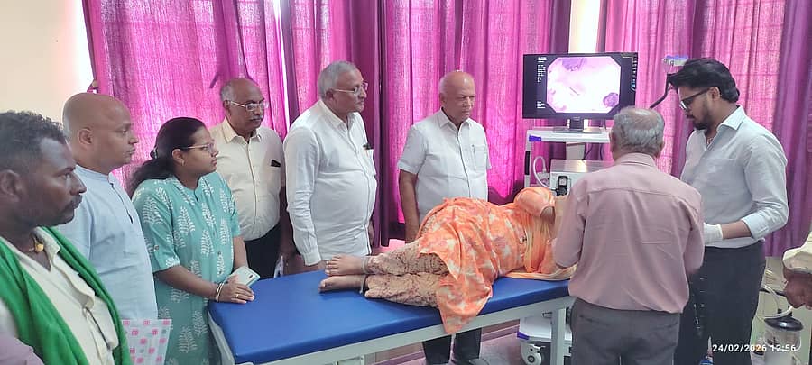 ಬಾಡಗಂಡಿಯ ಎಸ್. ಆರ್.ಪಾಟೀಲ ಮೇಡಿಕಲ್ ಕಾಲೇಜ ಆಸ್ಪತ್ರೆ ಹಾಗೂ ಸಂಶೋಧನಾ ಕೇಂದ್ರದಲ್ಲಿ ಮಂಗಳವಾರ ಪ್ರಾರಭವಾದ ಎಂಡೋಸ್ಕೋಪಿ ಕೇಂದ್ರದ ಕಾರ್ಯವೈಖರಿಯನ್ನು ಸಂಸ್ಥೆಯ ಅಧ್ಯಕ್ಷ ಎಸ್.ಆರ್.ಪಾಟೀಲ, ಕಾರ್ಯದರ್ಶಿ ಎಂ. ಎನ್. ಪಾಟೀಲ ವೀಕ್ಷಿಸಿದರು.