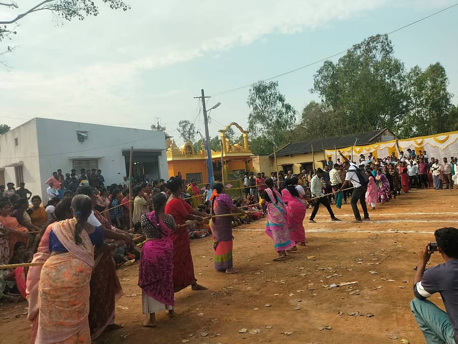 ಮಳವಳ್ಳಿ ತಾಲ್ಲೂಕಿನ ಗುಳಘಟ್ಟ ಗ್ರಾಮದಲ್ಲಿ ಮಾರಮ್ಮನ ಹಬ್ಬದ ಅಂಗವಾಗಿ ಆಯೋಜಿಸಿದ್ದ ಮಹಿಳೆಯರ ಹಗ್ಗಜಗ್ಗಾಟ ಸ್ಪರ್ಧೆ