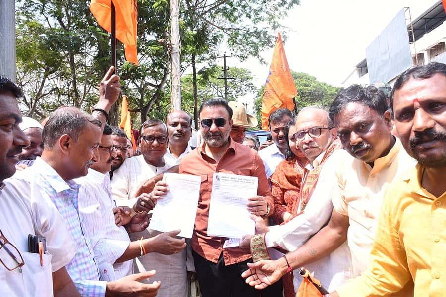  ಧಾರವಾಡದ ಜಿಲ್ಲಾಧಿಕಾರಿ ಕಚೇರಿ ಎದುರು ಭಾರತೀಯ ಮಜ್ದೂರ್ ಸಂಘದವರು ಜಿಲ್ಲಾ ಉಸ್ತುವಾರಿ ಸಚಿವ ಸಂತೋಷ ಲಾಡ್ ಅವರಿಗೆ ಮನವಿ ಪತ್ರ ಸಲ್ಲಿಸಿದರು