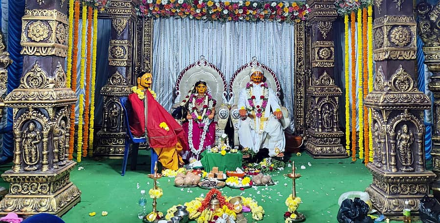 ಚನ್ನಪಟ್ಟಣದ ಮಂಡೀಪೇಟೆಯ ಗರುಡಗಂಬದ ಬೀದಿಯಲ್ಲಿ ಸ್ಥಾಪಿಸಿರುವ ರತಿ–ಮನ್ಮಥರ ಮದುವೆ ಶಾಸ್ತ್ರದ ಅಲಂಕಾರ