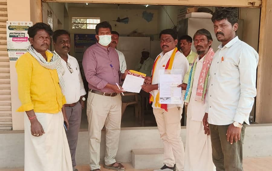 ಸಿರವಾರ ತಾಲ್ಲೂಕು ಪಂಚಾಯಿತಿ ನೊಡಲ್ ಅಧಿಕಾರಿ ಅನಿಲಕುಮಾರ ಅವರಿಗೆ  ಕರ್ನಾಟಕ ರಕ್ಷಣಾ ವೇದಿಕೆ (ಪ್ರವೀಣ ಶೆಟ್ಟಿ) ಬಣ ಪದಾಧಿಕಾರಿಗಳು ಮನವಿ ಸಲ್ಲಿಸಿದರು