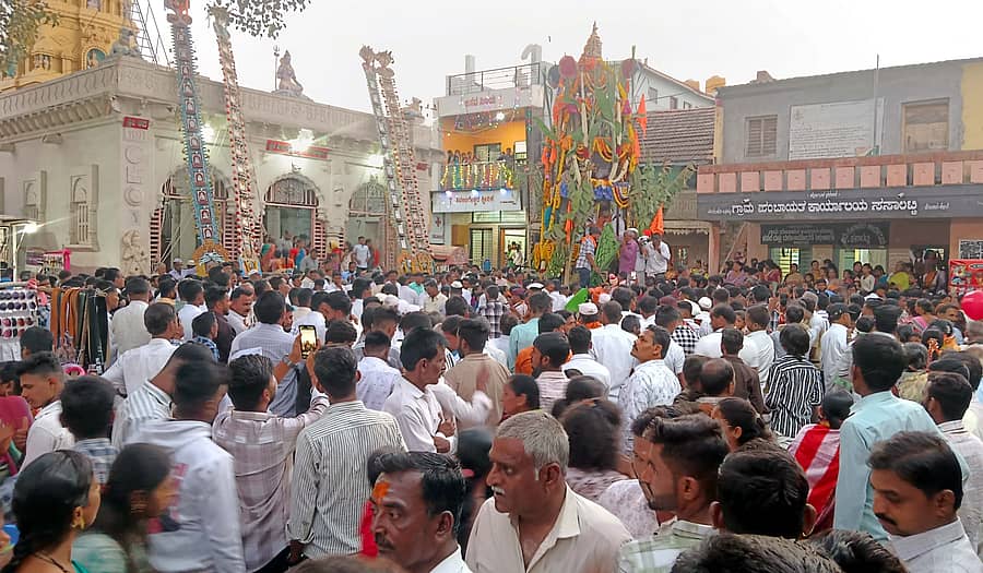 ತೇರದಾಳ ತಾಲ್ಲೂಕಿನ ಸಸಾಲಟ್ಟಿ ಶಿವಲಿಂಗೇಶ್ವರರ ಪುಣ್ಯಾರಾಧನೆ ಅಂಗವಾಗಿ ಭವ್ಯ ರಥೋತ್ಸವವೂ ಅಪಾರ ಸಂಖ್ಯೆಯ ಭಕ್ತರ ಮಧ್ಯೆ ಜರುಗಿತು.