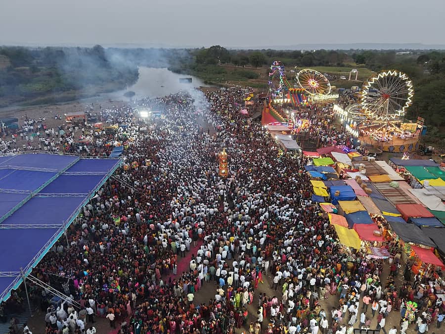 ಚಿಂಚೋಳಿ ಪಟ್ಟಣದ ಪಾಪನಾಶ ಪಂಚಲಿಂಗೇಶ್ವರ ಬುಗ್ಗೆ ಬಳಿಯ ತೇರ ಮೈದಾನದಲ್ಲಿ ಗುರುವಾರ ಸಂಜೆ ಹಾರಕೂಡ ಚನ್ನಬಸವ ಶಿವಯೋಗಿಗಳ 75ನೇ ಜಾತ್ರಾ ಅಮೃತ ಮಹೋತ್ಸವದ ಪ್ರಯುಕ್ತ ಭಕ್ತಿಶ್ರದ್ಧೆ ಹಾಗೂ ಜಯಘೋಷದೊಂದಿಗೆ ನಡೆದ ರಥೋತ್ಸವದಲ್ಲಿ ಸಹಸ್ರಾರು ಭಕ್ತರು ಪಾಲ್ಗೊಂಡಿದ್ದರು