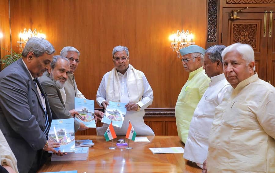 ರಾಜ್ಯದ 5ನೇ ಹಣಕಾಸು ಆಯೋಗದ ಅಧ್ಯಕ್ಷ ಸಿ. ನಾರಾಯಣಸ್ವಾಮಿ ಮತ್ತು ಸದಸ್ಯರು ಆಯೋಗದ  ವರದಿಯನ್ನು ಸಿದ್ದರಾಮಯ್ಯ ಅವರಿಗೆ ಗುರುವಾರ ಸಲ್ಲಿಸಿದರು. ಸಚಿವರಾದ ಕೆ.ಎಚ್‌. ಮುನಿಯಪ್ಪ, ಎಚ್‌.ಕೆ. ಪಾಟೀಲ ಉಪಸ್ಥಿತರಿದ್ದರು