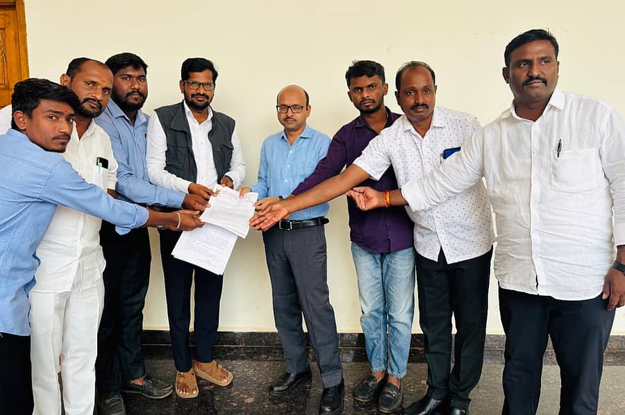 ಜಿಲ್ಲಾ ಕುಂಬಾರ ಸಮಾಜದವರು ಬೀದರ್‌ನಲ್ಲಿ ಗುರುವಾರ ಹೆಚ್ಚುವರಿ ಜಿಲ್ಲಾಧಿಕಾರಿ ಶಿವಾನಂದ ಬಿ. ಕರಾಳೆ ಅವರಿಗೆ ಮನವಿ ಪತ್ರ ಸಲ್ಲಿಸಿದರು