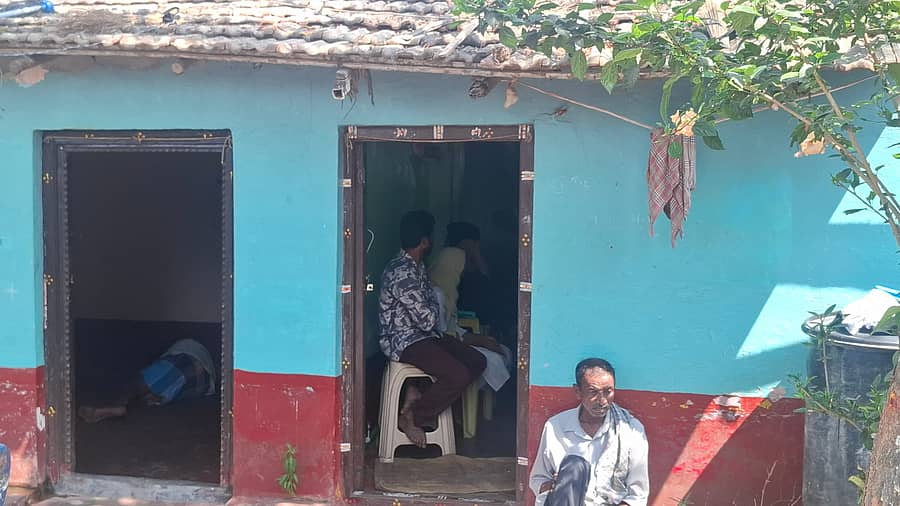 ಶಿವಮೊಗ್ಗದ ಸೂಳೆಬೈಲ್‌ನ ದುರ್ಗಮ್ಮನ ಬೀದಿಯಲ್ಲಿರುವ ಸಂಕೇತ್ ನಿವಾಸ