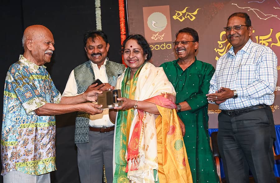 ಹಂಪ ನಾಗರಾಜಯ್ಯ ಅವರು ಸುಕನ್ಯಾ ಮಾರುತಿ ಅವರನ್ನು ಸನ್ಮಾನಿಸಿದರು. ಪದ ಸಂಸ್ಥೆ ದೇವರಾಜ್, ಬಂಜಗೆರೆ ಜಯಪ್ರಕಾಶ್, ಲತೀಫ್‌ ಕುನ್ನೀಬಾವಿ ಉಪಸ್ಥಿತರಿದ್ದರು 
ಪ್ರಜಾವಾಣಿ ಚಿತ್ರ