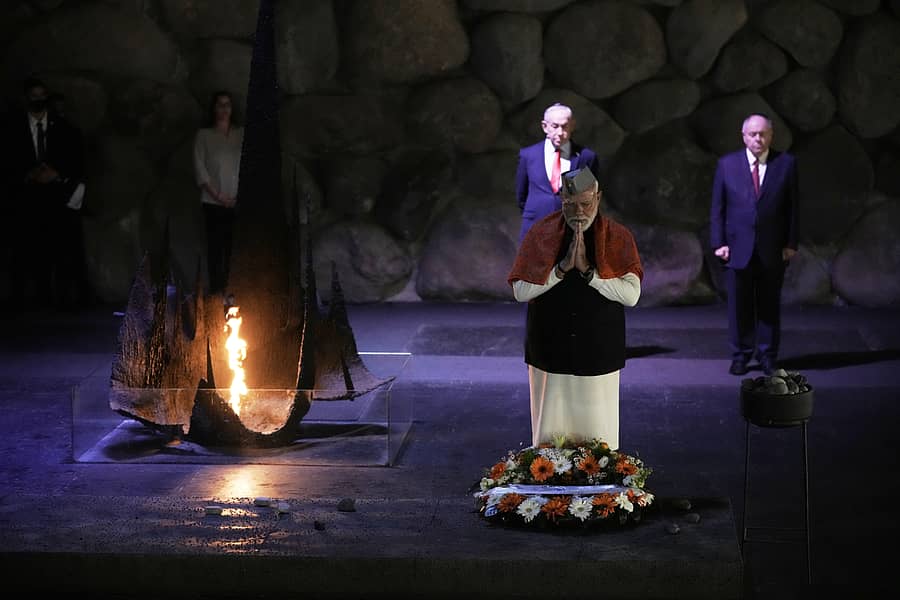  ಜೆರುಸಲೇಮ್‌ನಲ್ಲಿರುವ ಯದ್‌ ವಶೇಮ್ ಹತ್ಯಾಕಾಂಡ ಸ್ಮಾರಕಕ್ಕೆ  ಪ್ರಧಾನಿ ನರೇಂದ್ರ ಮೋದಿ ಅವರು ಗುರುವಾರ ಭೇಟಿ ನೀಡಿ, ಗೌರವ ಸಲ್ಲಿಸಿದರು –ಎಪಿ/ಪಿಟಿಐ ಚಿತ್ರ 