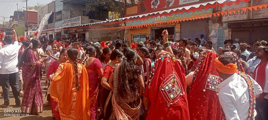 ಜಗಳೂರಿನಲ್ಲಿ ಬುಧವಾರ ಶ್ರೀ ನಾಗದೇವ, ವಿಘ್ನೇಶ್ವರ,ಶಿವ ಪಾರ್ವತಿ ದೇವರುಗಳ ಮೂರ್ತಿ ಪ್ರತಿಷ್ಠಾಪನೆ ಕಾರ್ಯಕ್ರಮದಲ್ಲಿ ಕಣ್ವಕುಪ್ಪೆ ಶ್ರೀ ಭಾಗವಹಿಸಿದ್ದರು.