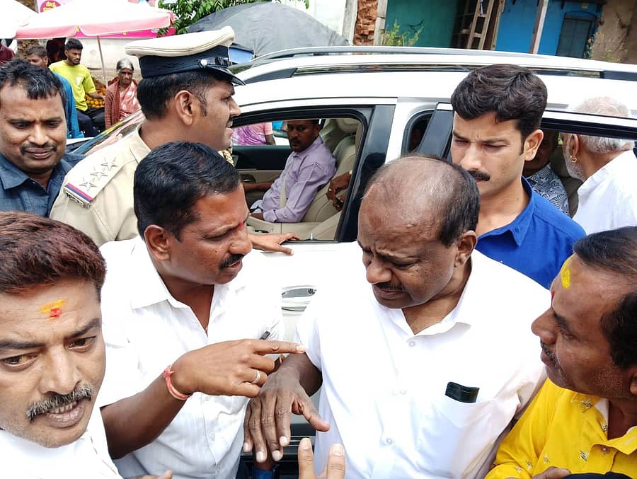 ರಾಮನಾಥಪುರ ಹೋಬಳಿಯ ಬಸವಾಪಟ್ಟಣದಲ್ಲಿ ಕೇಂದ್ರ ಸಚಿವ ಎಚ್.ಡಿ.ಕುಮಾರಸ್ವಾಮಿ ಅವರಲ್ಲಿ ತಂಬಾಕು ಬೆಳೆಗಾರರು ಸಮಸ್ಯೆ ಹೇಳಿಕೊಂಡರು 