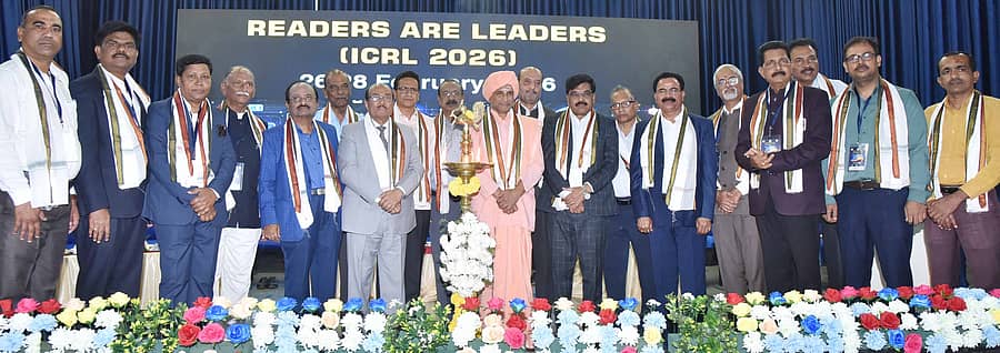 ತುಮಕೂರಿನ ಎಸ್‌ಐಟಿಯಲ್ಲಿ ಗುರುವಾರ ಗ್ರಂಥಾಲಯ ಸಮ್ಮೇಳನಕ್ಕೆ ಚಾಲನೆ ನೀಡಲಾಯಿತು. ಶಿವಾನಂದ ಶಿವಾಚಾರ್ಯ ಸ್ವಾಮೀಜಿ, ಶಾಸಕ ಜಿ.ಬಿ.ಜ್ಯೋತಿಗಣೇಶ್, ಪ್ರಮುಖರಾದ ಗುರುರಾಜ ಕರಜಗಿ, ಪ್ರೊ.ಎಂ.ವೆಂಕಟೇಶ್ವರಲು, ಎಚ್.ಬಸವರಾಜೇಂದ್ರ, ಎಸ್.ಎಲ್.ಕಾಡದೇವರಮಠ, ಪಿ.ವಿ.ಕೊಣ್ಣೂರು, ಎಂ.ಕೃಷ್ಣಪ್ಪ, ರಾಜೇಶ್ ಎನ್.ತುರಮರಿ, ಎಚ್.ಪಿ.ಶೇಖರ್ ಇತರರು ಉಪಸ್ಥಿತರಿದ್ದರು