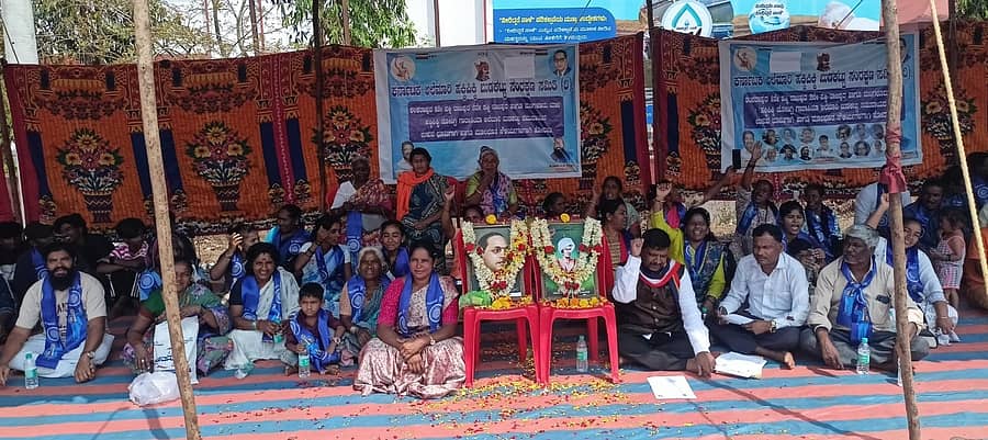 ಹುಣಸೂರು ತಾಲ್ಲೂಕಿನ ಹಕ್ಕಿಪಿಕ್ಕಿ ಸಮುದಾಯದವರು ಬುಧವಾರ ಮೂಲಸೌಲಭ್ಯ ಕಲ್ಪಿಸುವಂತೆ ಆಗ್ರಹಿಸಿ ನಗರದ ಉಪವಿಭಾಗಾಧಿಕಾರಿ ಕಚೇರಿ ಎದುರು ಪ್ರತಿಭಟಿಸಿದರು