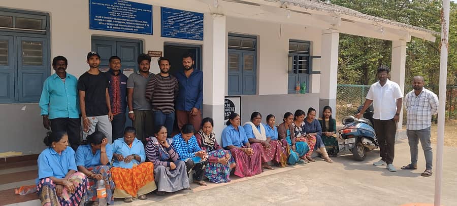 ಕುಶಾಲನಗರ ಸಮೀಪದ ಹಾರಂಗಿ ಉದ್ಯಾನ ನಿರ್ವಹಣಾ ಹೊರಗುತ್ತಿಗೆ ಸಿಬ್ಬಂದಿ ಮೂರು ತಿಂಗಳಿಂದ ಸಂಬಳ ನೀಡದ ಗುತ್ತಿಗೆದಾರರ ಕ್ರಮ ಖಂಡಿಸಿ ಗುರುವಾರ ನೀರಾವರಿ ಇಲಾಖೆ ಕಚೇರಿ ಎದುರು ಪ್ರತಿಭಟನೆ ನಡೆಸಿದರು