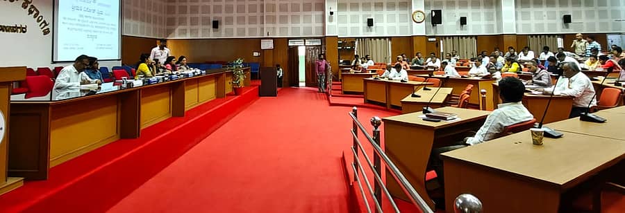 ಚಾಮರಾಜನಗರದಲ್ಲಿ ಗುರುವಾರ ಜಿಲ್ಲಾ ಉಸ್ತುವಾರಿ ಕಾರ್ಯದರ್ಶಿ ಆರ್.ವಿನೋತ್ ಪ್ರಿಯಾ ವಿವಿಧ ಇಲಾಖೆಗಳ ಅಧಿಕಾರಿಗಳ ಸಭೆ ನಡೆಸಿದರು