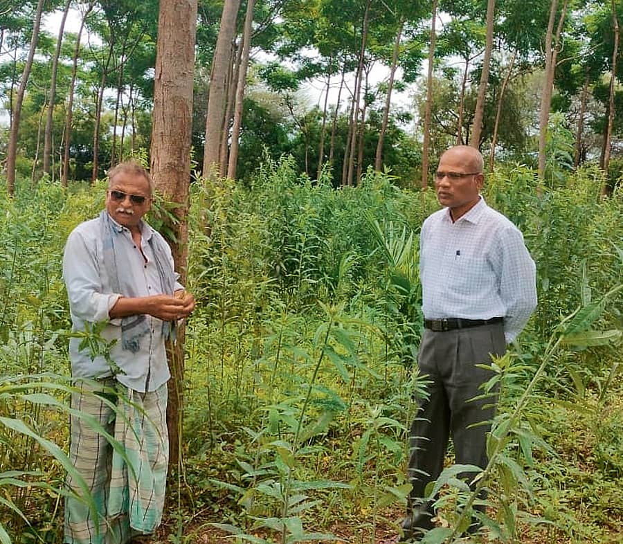 ಕುಂದಗೋಳ ತಾಲ್ಲೂಕಿನ ಗುಡಗೇರಿ ಗ್ರಾಮದ ರೈತ ಶಿವಪ್ಪ ಪರಪ್ಪ ದ್ಯಾವಪ್ಪನವರ (ಎಡಬದಿ ಇರುವವರು) ಕೃಷಿ ಬಗ್ಗೆ ಮಾಹಿತಿ ನೀಡುತ್ತಿರುವುದು