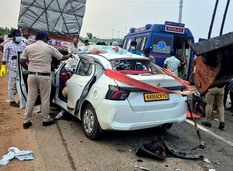 ತಳಕು ಹೋಬಳಿಯ ಹಿರೇಹಳ್ಳಿ ಟೋಲ್‌ ಬಳಿ ನಡೆದ ಅಪಘಾತದಲ್ಲಿ ನಜ್ಜುಗುಜ್ಜಾಗಿರುವ ಕಾರು