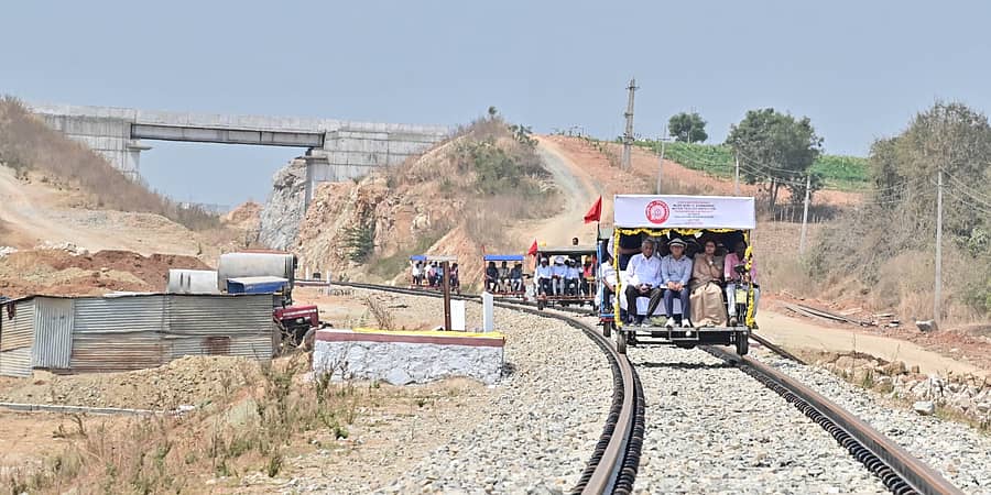 <div class="paragraphs"><p>ಹಳಿ ಪರೀಕ್ಷಿಸಿದ ಸಚಿವ ವಿ.ಸೋಮಣ್ಣ</p></div>