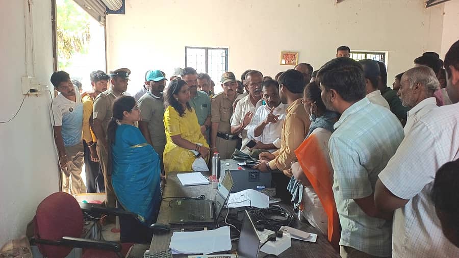 ತುರುವೇಕೆರೆ ರಾಗಿ ಖರೀದಿ ಕೇಂದ್ರಕ್ಕೆ ಜಿಲ್ಲಾಧಿಕಾರಿ ಶುಭ ಕಲ್ಯಾಣ್ ಭೇಟಿ ನೀಡಿ ರೈತರ ಅಹವಾಲು ಆಲಿಸಿದರು