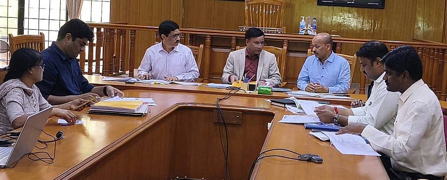 ಬಾಗಲಕೋಟೆಯಲ್ಲಿ ಗುರುವಾರ ನಡೆದ ಸಭೆಯಲ್ಲಿ ಚುನಾವಣಾ ಆಯೋಗದ ಜಂಟಿ ಮುಖ್ಯ ಚುನಾವಣಾಧಿಕಾರಿ ಎಸ್. ಯೋಗೇಶ್ವರ, ಜಿಲ್ಲಾಧಿಕಾರಿ ಸಂಗಪ್ಪ ಪಾಲ್ಗೊಂಡಿದ್ದರು