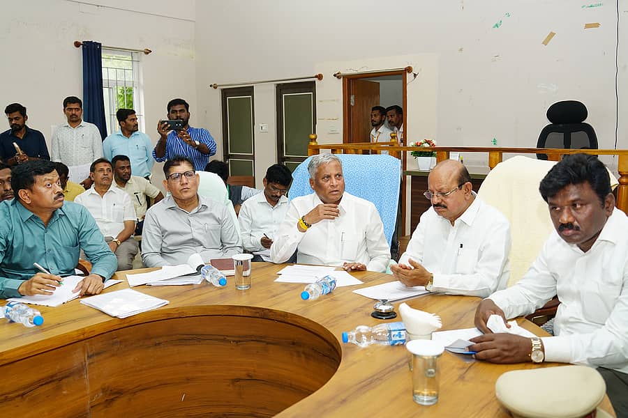 ಶಿರಾದ ತಾಲ್ಲೂಕು ಕಚೇರಿಯಲ್ಲಿ ಗುರುವಾರ ಕೇಂದ್ರ ಸಚಿವ ವಿ.ಸೋಮಣ್ಣ ಅಧಿಕಾರಿಗಳ ಸಭೆ ನಡೆಸಿದರು. ಶಾಸಕ ಟಿ.ಬಿ‌.ಜಯಚಂದ್ರ, ವಿಧಾನ ಪರಿಷತ್ ಸದಸ್ಯ ಚಿದಾನಂದ ಎಂ.ಗೌಡ ಹಾಜರಿದ್ದರು