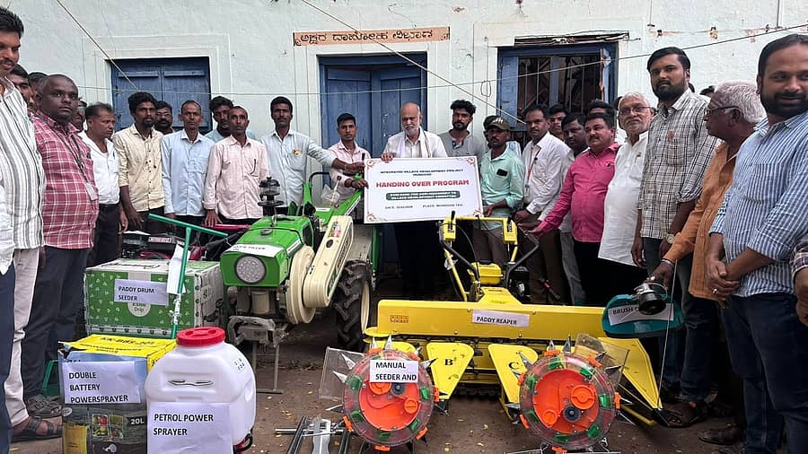 ಮುಂಡಗೋಡ ತಾಲ್ಲೂಕು ಪಂಚಾಯಿತಿ ಆವರಣದಲ್ಲಿ ಬುಧವಾರ ಆಯೋಜಿಸಿದ್ದ ಸಮಗ್ರ ಗ್ರಾಮ ಅಭಿವೃದ್ಧಿ ಯೋಜನೆಯಡಿ ಶಾಸಕ ಶಿವರಾಮ ಹೆಬ್ಬಾರ ಫಲಾನುಭವಿಗಳಿಗೆ ವಿವಿಧ ಯೋಜನೆಯಡಿ ಸಾಮಗ್ರಿಗಳನ್ನು ವಿತರಿಸಲಾಯಿತು