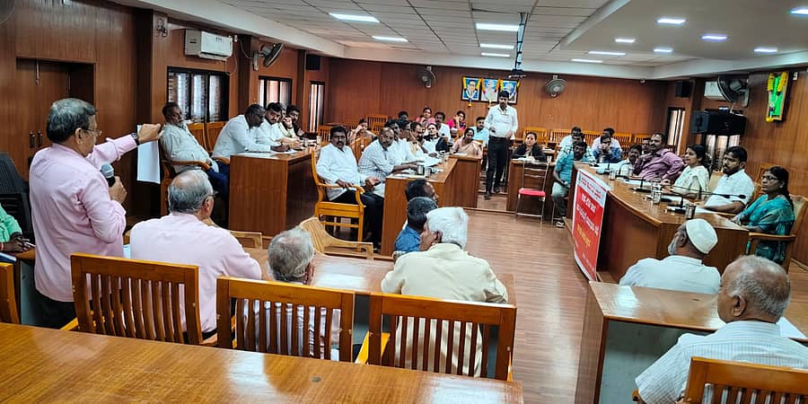 ಭದ್ರಾವತಿ ನಗರಸಭೆ ಕಚೇರಿಯಲ್ಲಿ ನಗರಸಭೆ ಅಧ್ಯಕ್ಷೆ ಗೀತಾ ರಾಜ್‌ಕುಮಾರ್ ಅಧ್ಯಕ್ಷತೆಯಲ್ಲಿ 2026-27ನೇ ಸಾಲಿನ ಆಯವ್ಯಯ ತಯಾರಿಸುವ ಪೂರ್ವಭಾವಿ ಸಭೆ ನಡೆಯಿತು. ಕೆ.ಎನ್.ಹೇಮಂತ್, ಬಷೀರ್ ಅಹಮದ್, ಪ್ರೇಮಾ ಬದರಿನಾರಾಯಣ್ ಇದ್ದರು.