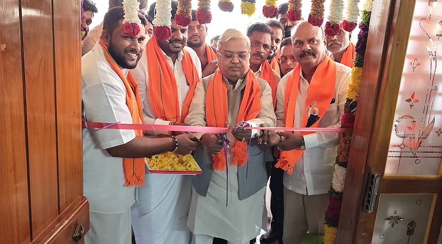ಹಿರಿಯೂರಿನ ಮಲ್ಲೇಶ್ವರ ಬಡಾವಣೆಯಲ್ಲಿ ಗುರುವಾರ ಬಿಜೆ‍ಪಿಯ ನೂತನ ಕಚೇರಿಯನ್ನು ಸಂಸದ ಗೋವಿಂದ ಕಾರಜೋಳ ಉದ್ಘಾಟಿಸಿದರು