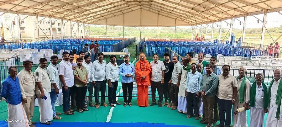 ಹೊನ್ನಾಳಿಯ ಹಿರೇಕಲ್ಮಠದಲ್ಲಿ ನಡೆಯುವ ರಾಜ್ಯಮಟ್ಟದ ಕೃಷಿಮೇಳದ ವೇದಿಕೆ ಹಾಗೂ ಪೆಂಡಾಲ್‌ ಅನ್ನು ಸ್ವಾಮೀಜಿ ಹಾಗೂ ಇತರರು ವೀಕ್ಷಿಸಿದರು